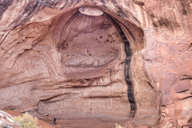 2.5 Hours of Monument Valley's Backcountry 4×4 Tour - Meeting the guide at The View Hotel