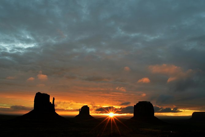 3.0 Hours of Monument Valley's Sunrise or Sunset 4×4 Tour - Big Hogan, Ear of the Wind, and the power of sound