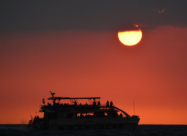 Big Island Historical Dinner Cruise to Kealakekua Bay - Following the Kona Coast toward Captain Cook Monument