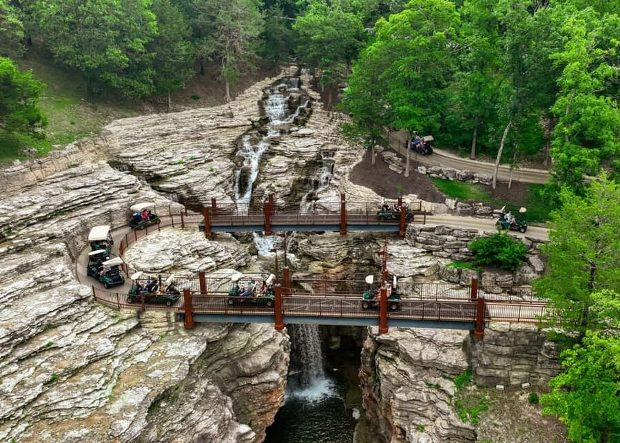 Branson: Top of the Rock Ozarks Heritage Preserve - Entering the cave and finding the Bat Bar