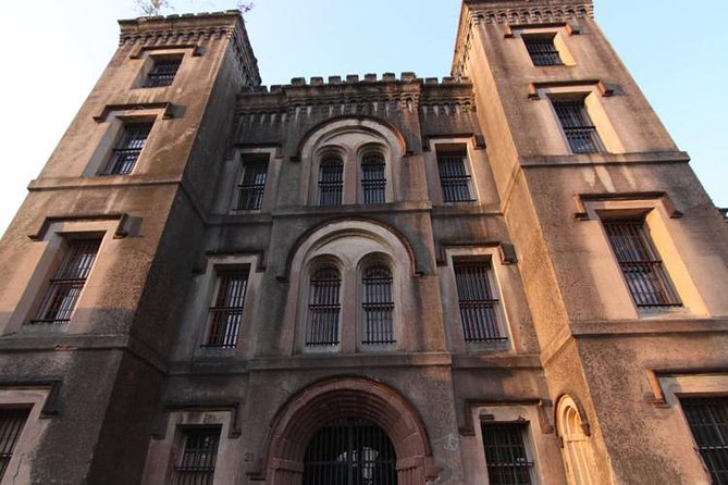 Charleston Haunted Jail Night-Time Walking Tour with Admission to Old City Jail - What the guide adds to the value