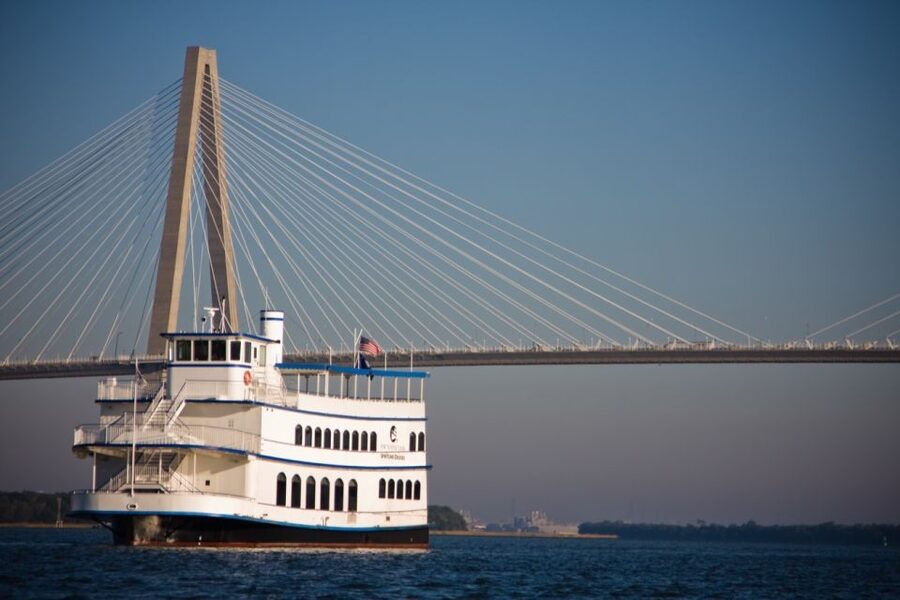 Charleston: Luxury Harbor Dinner Cruise - The three-course meal and what to expect