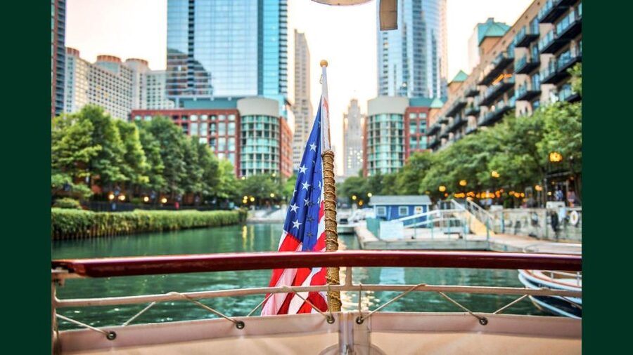 Chicago: Architecture Boat Tour with Drinks - Through the North and South Branches