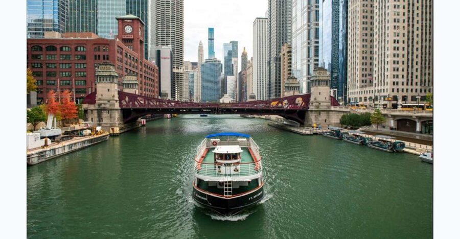 Chicago: Architecture Boat Tour with Drinks - Who should book this Chicago architecture cruise?