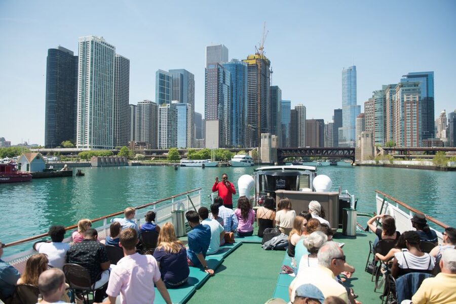 Chicago: Architecture Center Cruise on Chicago's First Lady - The central river canyon and Chicago’s changing styles