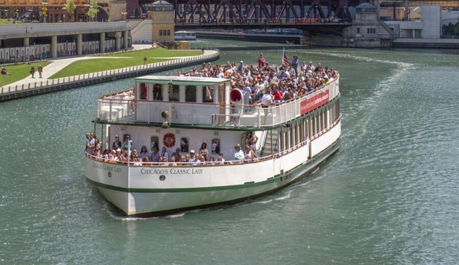 Chicago: Architecture Center Cruise on Chicago's First Lady - All three branches, including the river forks