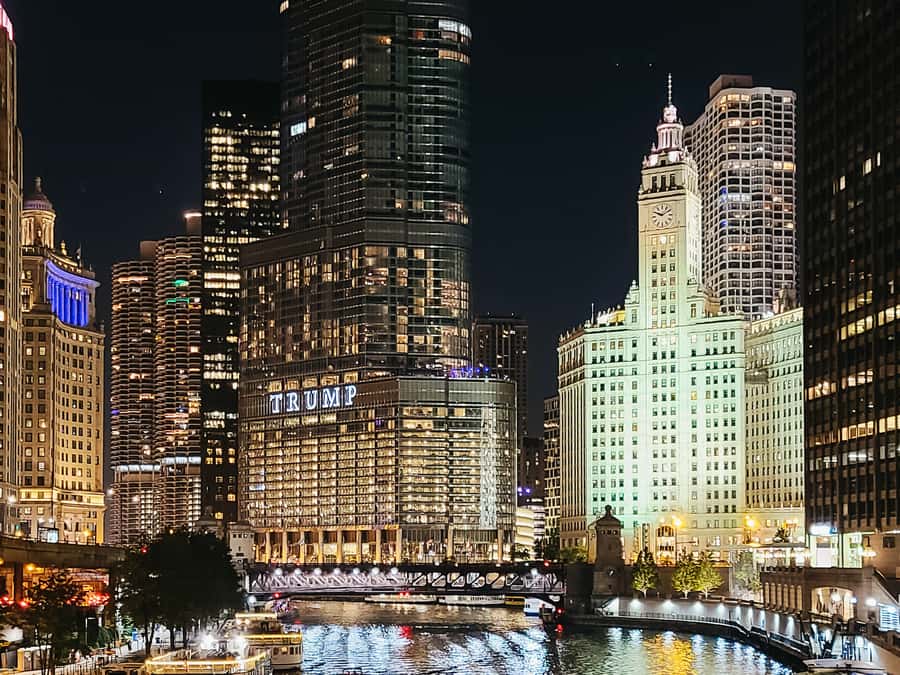 Chicago: Fireworks Cruise with Lake or River Viewing Options - Returning past the Riverwalk and toward the locks