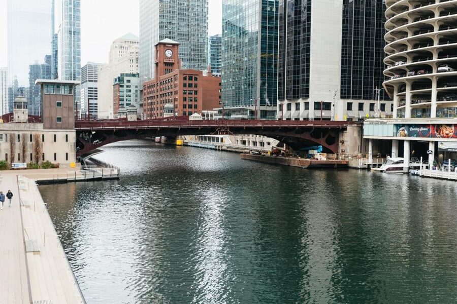 Chicago: Gangsters and Ghosts Guided Walking Tour - The guides make or break the experience