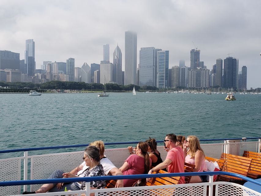 Chicago: Shoreline Lake Michigan Skyline Cruise - Picking the best seat for photos