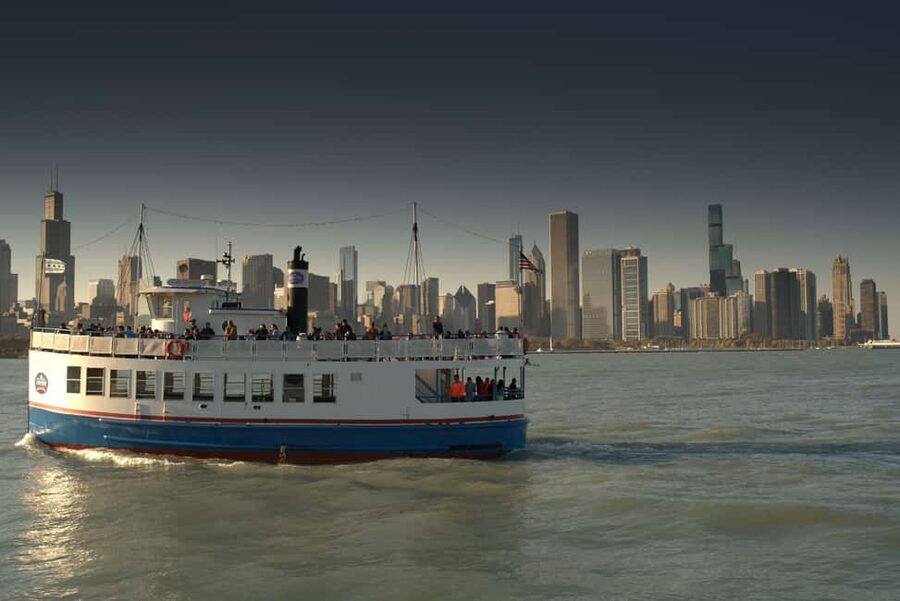 Chicago: Shoreline Lake Michigan Skyline Cruise - Seasonal details and booking cautions