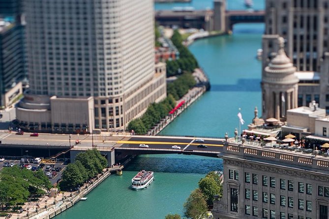 Chicago Sightseeing River and Lake Cruise - Delays, locks, and the one serious warning