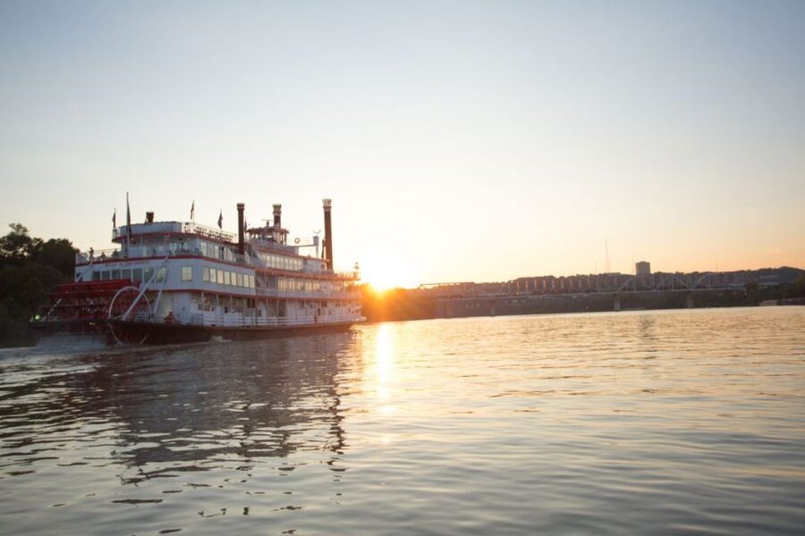 Cincinnati: Ohio River Cruise with Buffet Dinner - A two-hour loop with Cincinnati in the window