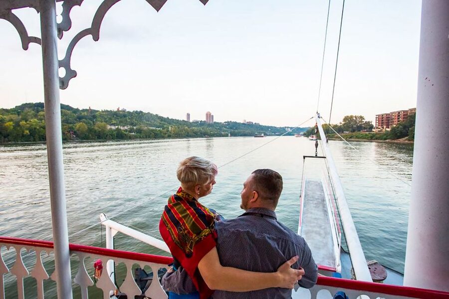 Cincinnati: Riverboat Cruise with Lunch and Entertainment - Who should book this riverboat outing?