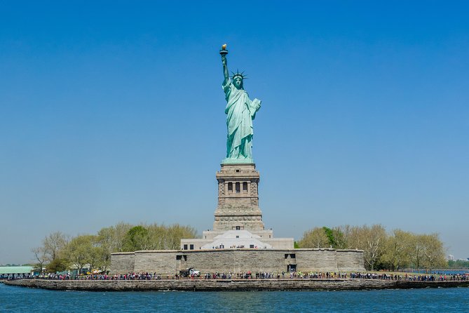 Circle Line: 1hr - NYC Liberty Cruise - The Statue of Liberty at the turning point