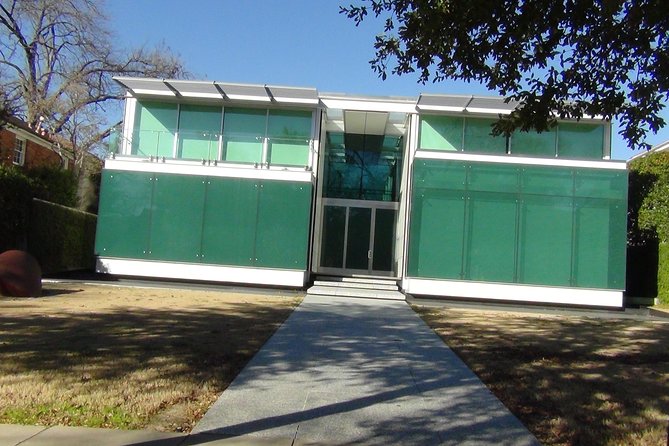 Dallas sightseeing tour - Bronze cattle and modern government