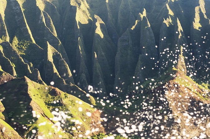 Deluxe Na Pali Sunset Tour on the Lucky Lady - Rough water, health limits, and smart preparation