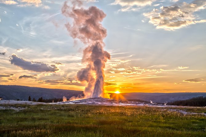 From Jackson Hole: Yellowstone Old Faithful, Waterfalls and Wildlife Day Tour - Yellowstone Lake and West Thumb