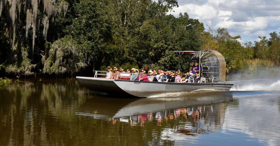 From Lafitte: Swamp Tours South of New Orleans by Airboat - Before the boat: alligator introductions and useful facilities