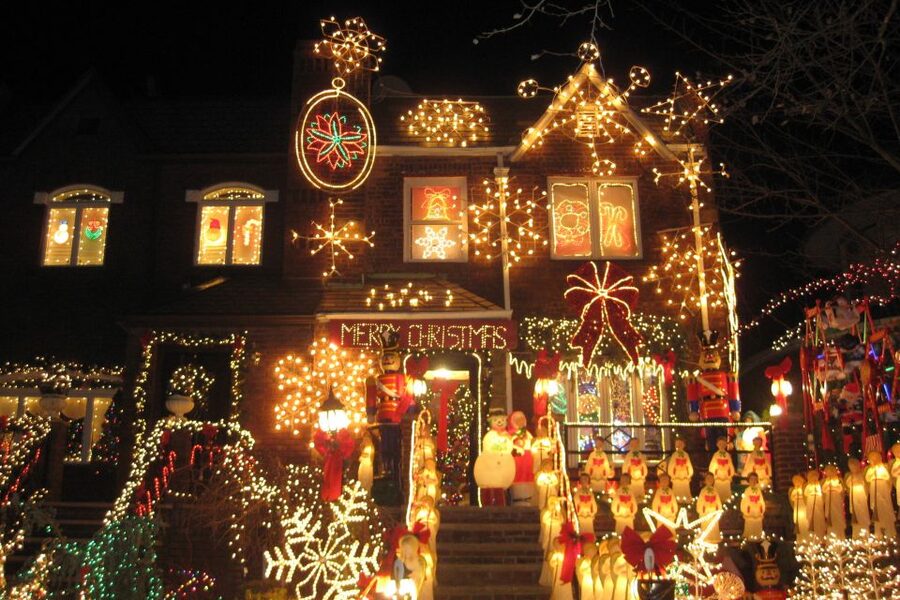From Manhattan: 4-Hour Brooklyn Christmas Magic Tour - Seeing Manhattan and Lower Manhattan from the road