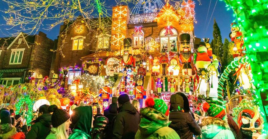 From Manhattan: 4-Hour Dyker Heights Holiday Lights Bus Tour - Why Dyker Heights feels different from ordinary Christmas lights