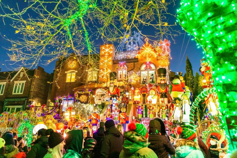 From Manhattan: 4-Hour Dyker Heights Holiday Lights Bus Tour - The bus ride from Manhattan to Brooklyn