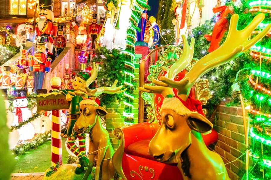 From Manhattan: 4-Hour Dyker Heights Holiday Lights Bus Tour - DUMBO and Brooklyn Bridge Park after the lights