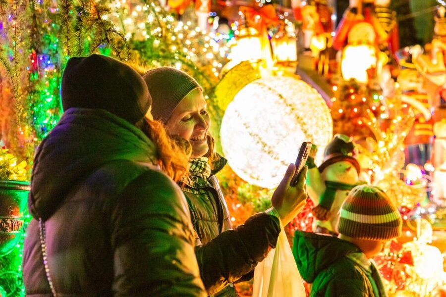 From Manhattan: 4-Hour Dyker Heights Holiday Lights Bus Tour - Returning across the Manhattan Bridge