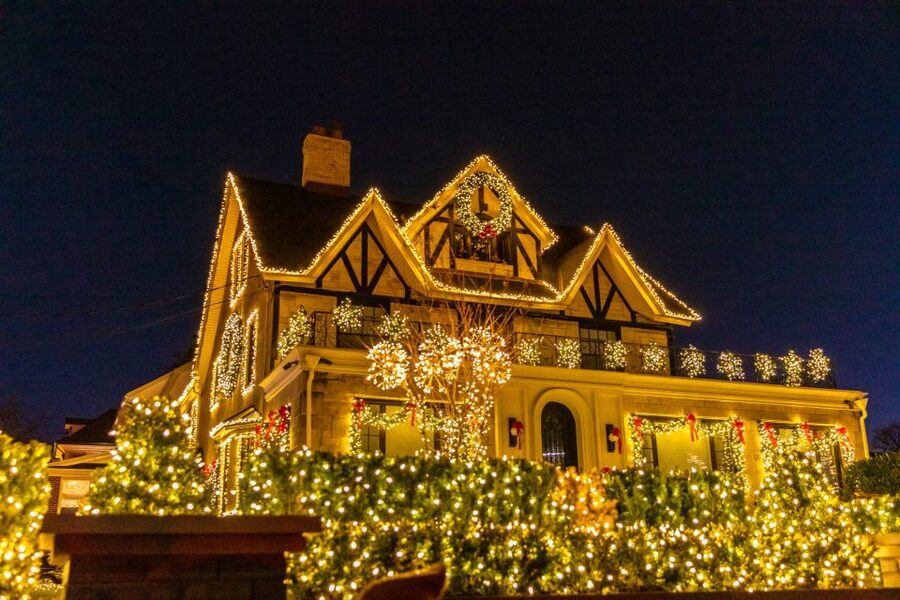 From Manhattan: 4-Hour Dyker Heights Holiday Lights Bus Tour - Starting at 566 10th Avenue in Midtown