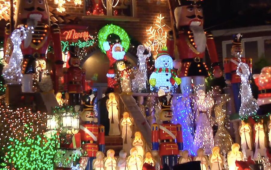 From Manhattan: Dyker Heights Lights & Skyline Tour - Why Dyker Heights makes a memorable Christmas outing