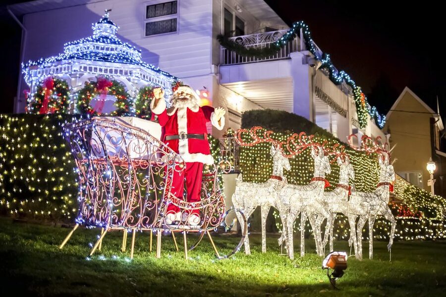 From Manhattan: Dyker Heights Lights & Skyline Tour - The return to Midtown can take longer than planned