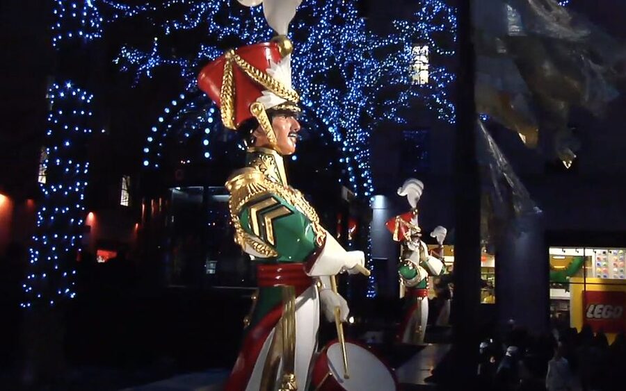 From Manhattan: Dyker Heights Lights & Skyline Tour - Starting at 1651 Broadway in Times Square