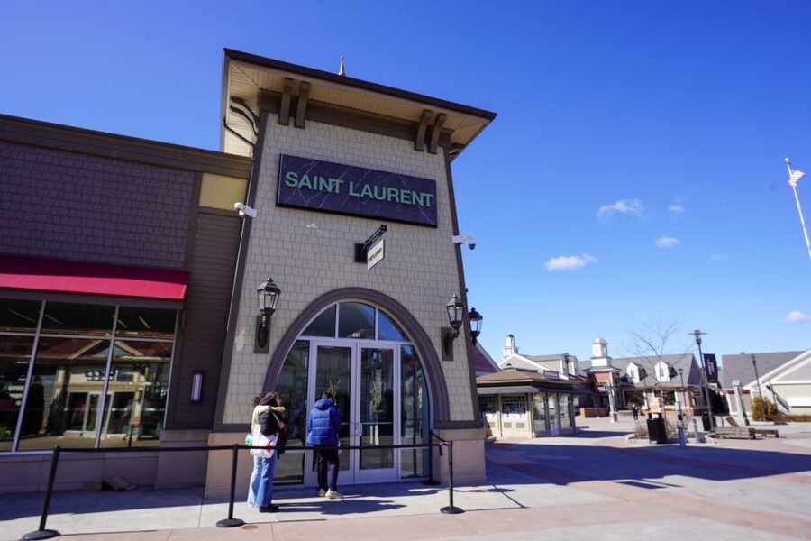 From NYC: Woodbury Common Premium Outlets Shopping Tour - Planning your first hour at the outlet center