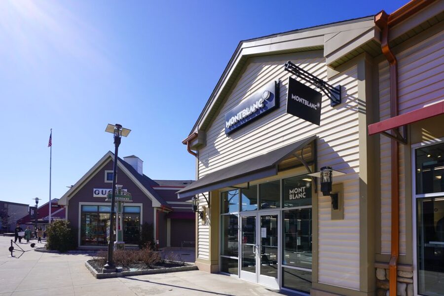 From NYC: Woodbury Common Premium Outlets Shopping Tour - Who should book this shopping day?