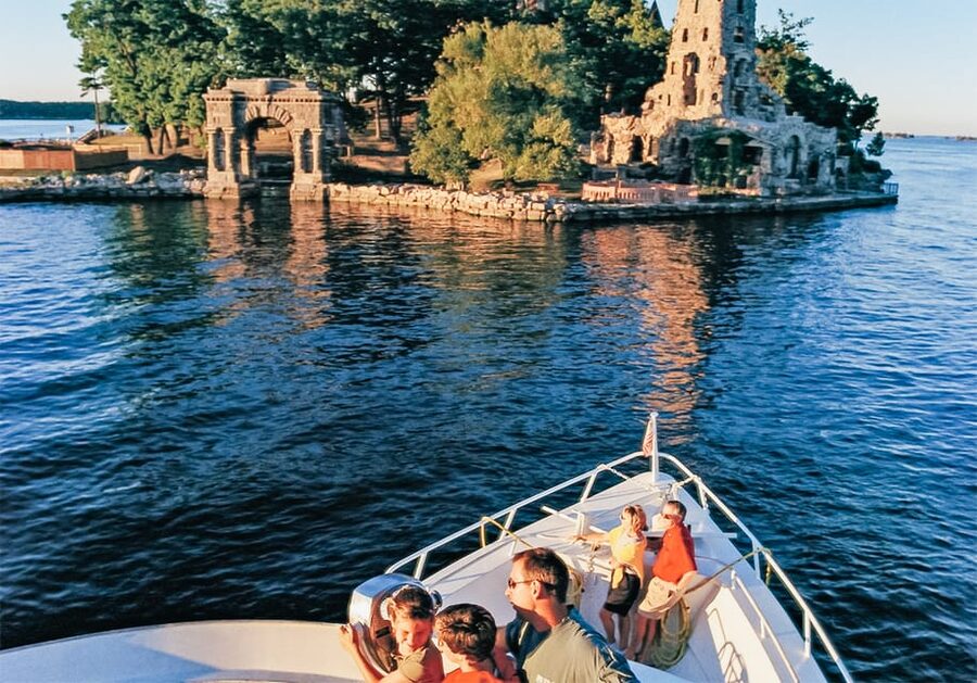 Gananoque: 1000 Islands Cruise & Optional Boldt Castle Entry - Snacks, drinks, and comfort onboard