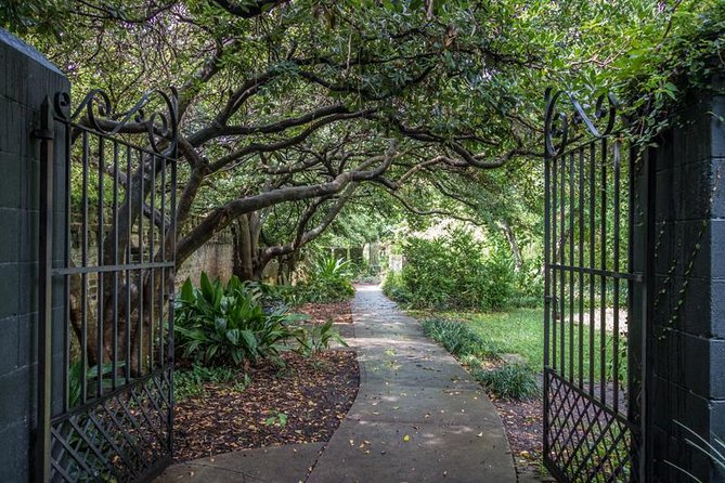 Hidden Alleyways and Historic Sites Small-Group Walking Tour - What the storytelling does well