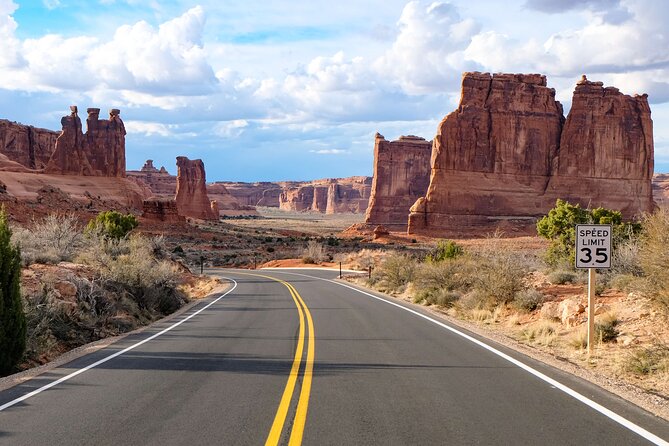 HIGHLY RATED Arches National Park Sightseeing Tour From Moab Utah - Double Arch and the final close-up