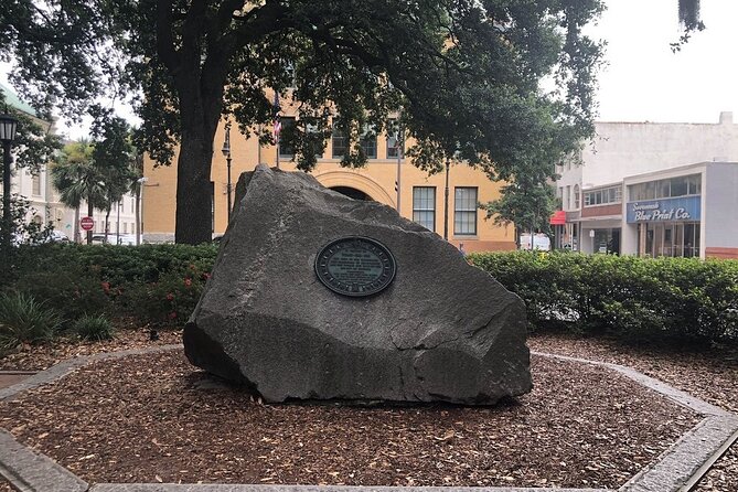 Historic Savannah Guided Walking Tour - Colonial Park Cemetery and difficult chapters