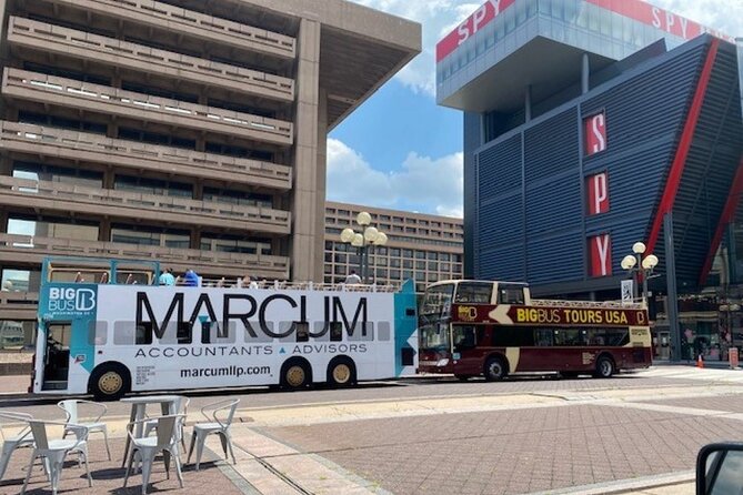 Hop-on Hop-off Sightseeing Tour by Open-top Bus with 18 Stops - Engraving, Holocaust, and Tidal Basin stops
