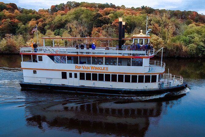 Hudson River Sightseeing Cruise from Kingston - The 90-minute route toward Hyde Park
