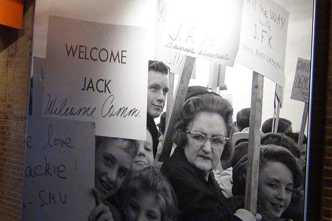 JFK Assassination and Museum Tour with Lee Harvey Oswald Rooming House - A stop at the Texas Theatre in Oak Cliff