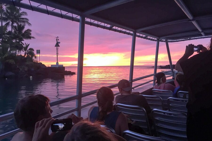 Kailua Kona: Night Manta Ray Adventure on the Big Island - The crew’s role makes a major difference