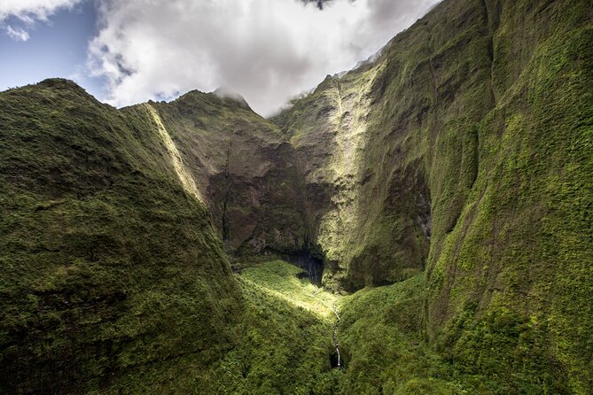 Kauai Deluxe Waterfall Safari: Helicopter Tour - A small cabin and the best photo strategy