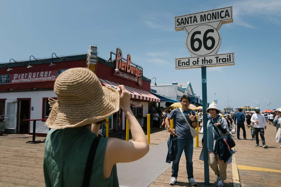 Los Angeles: Half-Day Best of LA Tour - The Grove and Original Farmers Market: a 75-minute lunch break