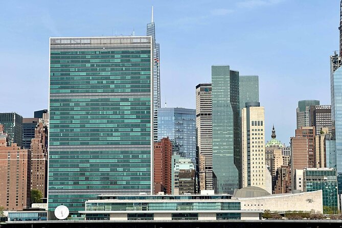 Manhattan Architecture Yacht Cruise - The Statue of Liberty and Ellis Island at close range
