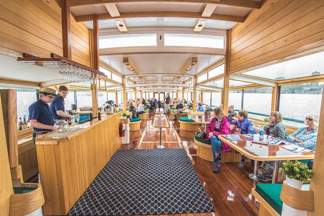 Manhattan Architecture Yacht Cruise - What comfort is like in cold, rain, and wind