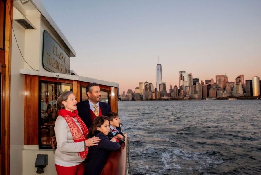Manhattan: Statue and Skyline Cruise Aboard a Luxury Yacht - Meeting Lady Liberty from the water