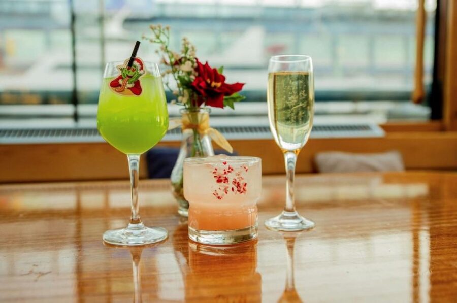 Manhattan: Statue and Skyline Cruise Aboard a Luxury Yacht - Tables, drinks, and the onboard mood