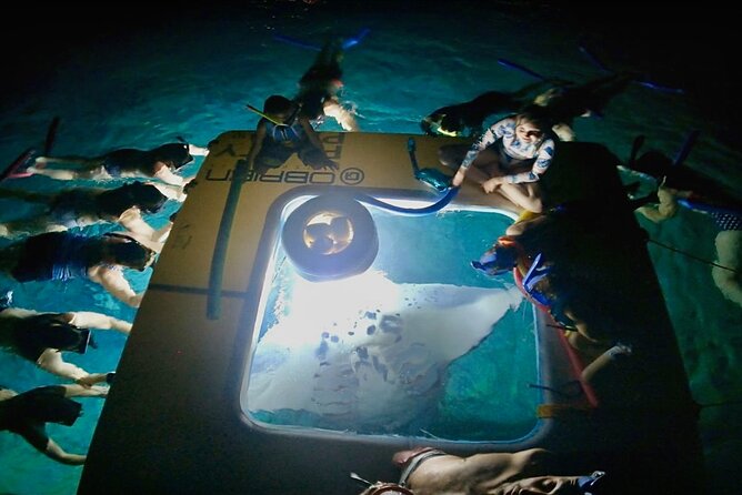 Manta Ray Night Snorkel from Kona — Small Group - Getting ready with the crew