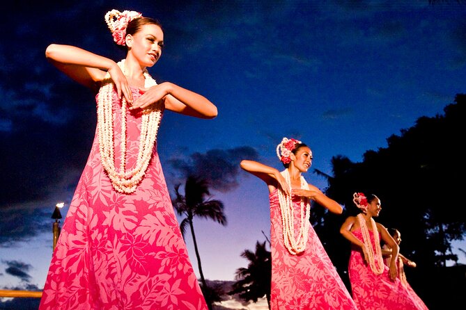 Maui: Te Au Moana Luau at The Wailea Beach Marriott Resort - Dinner: family-style service or buffet?