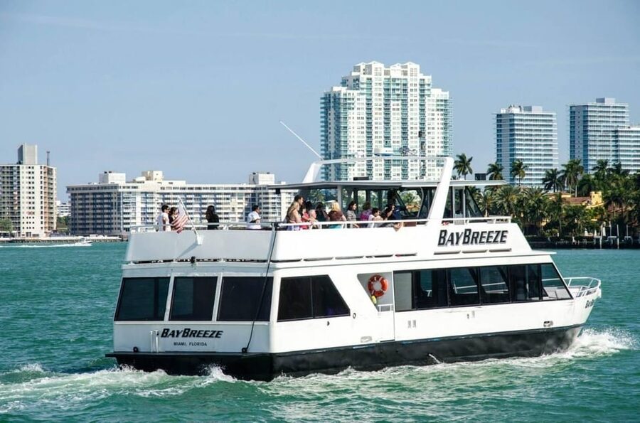Miami: Biscayne Bay Millionaire's Homes Sightseeing Cruise - Boarding the yacht and choosing your seat